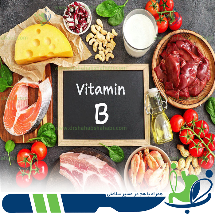 ویتامین B1 تیامین ویتامین B1 نیز نامیده می شود. در متون قدیمی، به عنوان Aneurin (ماده ای که می تواند التهاب عصب را کاهش دهد) یا عامل ضد بری بری معرفی شده بود. از آنجایی که ویتامین های این گروه به صورت سلسله ای با هم در واکنش هستند، در حالت طبیعی کمبود منفرد آن ها دیده نشده بلکه به صورت گروهی ظاهر می گردد. عدم وجود تیامین باعث عدم تبدیل اسید پیرویک به استات فعال و واکنش های مربوطه گردیده و در نتیجه اختلالات در سیستم عصبی، عضلات و دستگاه گوارش مشاهده می گردد. از جمله بیماری های ناشی از کمبود ویتامین B1 می توان به موارد زیر اشاره کرد: •	بری بری: کمبود ویتامین سبب ایجاد بری بری خواهد شد. این کلمه یک واژه سنگالی به معنی ضعف است. علائم اولیه این بیماری شامل بی اشتهایی، سوء هاضمه، سنگینی و ضعف می باشد. افراد مبتلا به این بیماری احساس خستگی و ضعف مفرط دارند.  •	سندرم ورنیکه-کورساکف: به این حالت بری بری مغزی هم می گویند. علائم بالینی آن مشابه آنسفالوپاتی به اضفه روان پریشی (سایکوز) هستند. این حالت تنها زمانی که وضعیت تغذیه به شدت تحت تاثیر قرار بگیرد ایجاد می شود. •	التهاب اعصاب محیطی: در الکلی های مزمن شایع است. الکل جذب روده ای تیامین را مهار کرده و منجر به کمبود تیامین می شود. التهاب عصب محیطی ممکن است با پیری یا حاملکی در ارتباط باشد. ویتامین B2 ویتامین B2 ریبوفلاوین نام دارد. این ویتامین از دو قسمت تشکیل شده است؛ قسمت الکلی و ترکیب رنگی به نام فلاوین. کمبود انفرادی آن کمتر دیده شده و عوارض کمبود آن عبارتند از التهاب زبان، ربان سرخابی رنگ، افزایش عروق قرنیه ای و شقاق گوشه لب. در کودکان کمبود این ویتامین باعث کاهش رشد می شود. از منابع ویتامین B2 می توان به جگر، دل، قلوه، حبوبات، شیر و مخمر آبجو اشاره کرد.البته به علت ساختار ویژه، در طی زمان پخت و پز طولانی از بین می رود. ویتامین B3 نام دیگر ویتامین B3، نیاسین می باشد. این ویتامین را به عنوان عامل پیشگیری کننده از پلاگر (بیماری که به دلیل کمبود نیاسین ایجاد می شود) نیز می شناسند. نیاسین آمید فرم فعال این ویتامین در بافت های بدن است. نیاسین در بدن به مقدار کم و توسط تبدیل اسید آمینه تریپتوفان به نیاسین در کبد ساخته می شود. کمبود آن به تنهایی دیده شده و در انسان باعث بروز بیماری پوستی به نام پلاگر می شود. از عوارض پیشرفته و حاد این بیماری می توان به درماتیت، اسهال و جنون اشاره کرد. گوشت مرغ، مخمر آبجو، شیر و گوجه فرنگی از منابع ویتامین B3 هستند. 